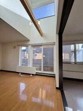 明かりが自然に下りて来て明るく感じられます。