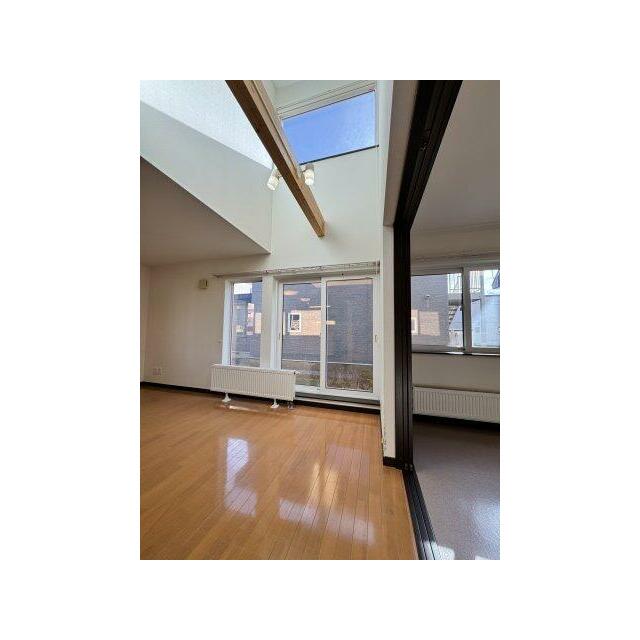 明かりが自然に下りて来て明るく感じられます。