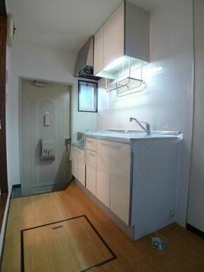 キッチン☆床下収納庫あり♪奥が玄関ドアです