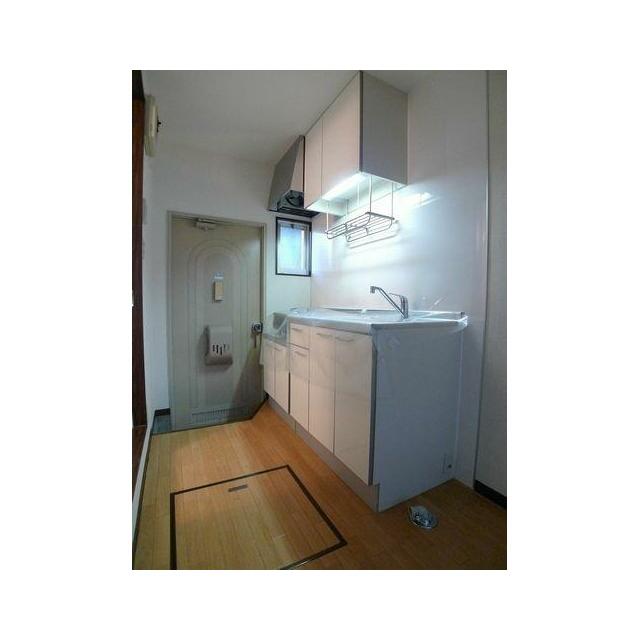 キッチン☆床下収納庫あり♪奥が玄関ドアです