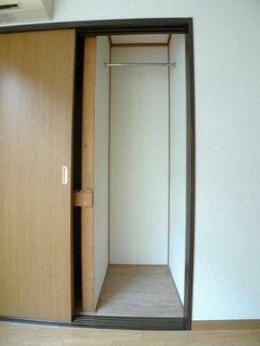 収納内部(1)☆ハンガーパイプあり♪ロングコートも掛けられます