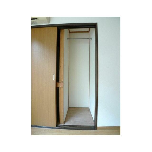 収納内部(1)☆ハンガーパイプあり♪ロングコートも掛けられます