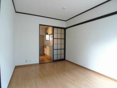 洋室☆奥がキッチン部分との間仕切り戸です