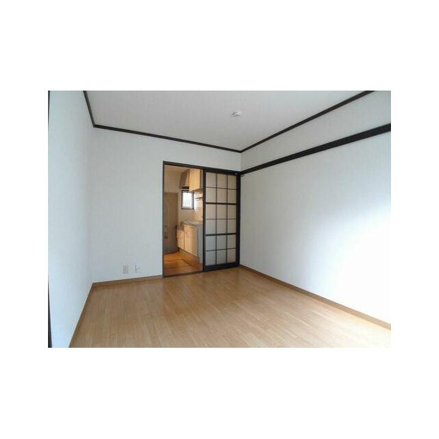 洋室☆奥がキッチン部分との間仕切り戸です