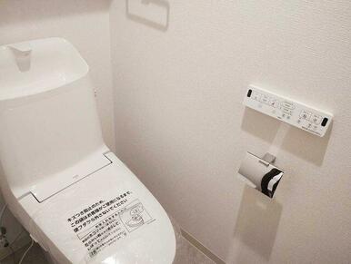 ウォシュレット、温水機能が付いております。