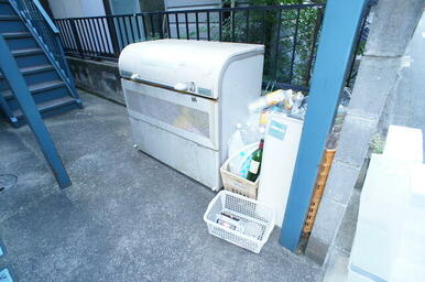 蓋つきのゴミ置き場あります。衛生的ですね♪