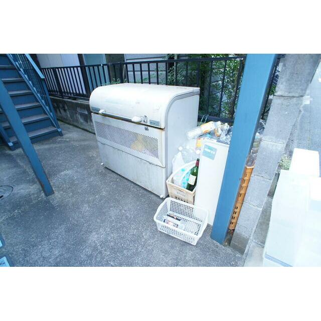 蓋つきのゴミ置き場あります。衛生的ですね♪