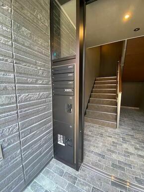 宅配ボックスは備え付けられております。