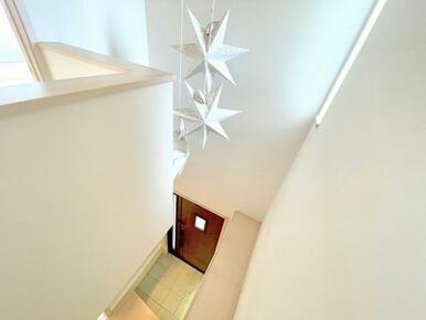 「玄関吹き抜け」星形のオシャレなオブジェがあります。