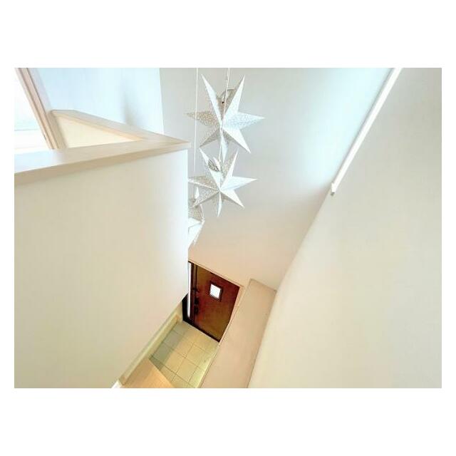 「玄関吹き抜け」星形のオシャレなオブジェがあります。