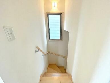 「階段」日当たりよく温かい空間です。