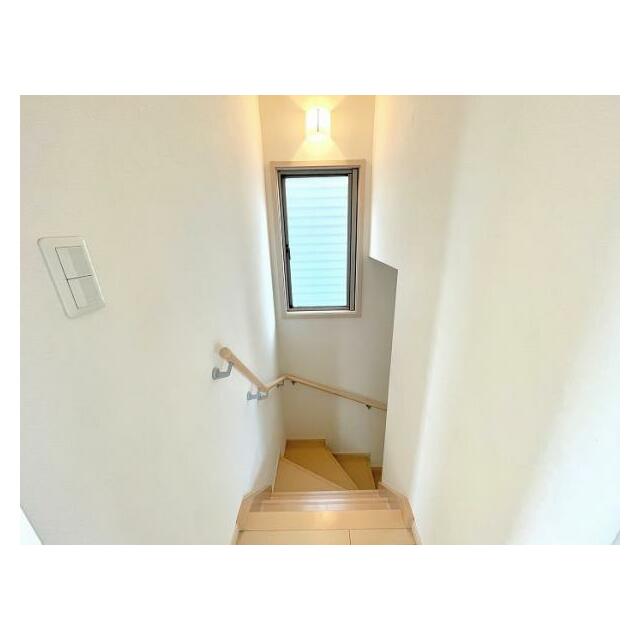 「階段」日当たりよく温かい空間です。