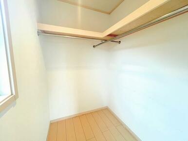 「2階南西側洋室」ウォークインクローゼットがございます。