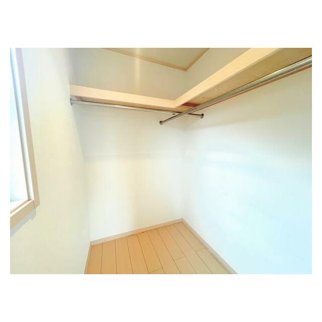 「2階南西側洋室」ウォークインクローゼットがございます。