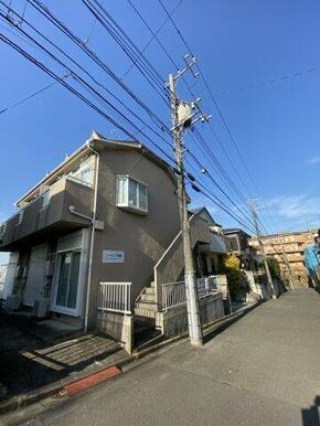閑静な住宅街に立地