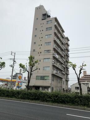 ９階建てのビル