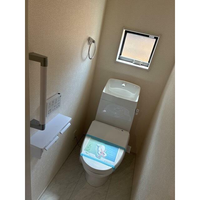 バリアフリーを意識した手すり付きトイレ（1号棟）