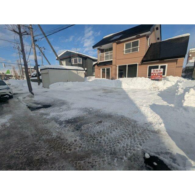 冬の駐車場のイメージ