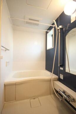 【浴室】ブルーのアクセントパネルがポイント！浴室乾燥暖房機能付きで雨天時の洗濯物干しスペースとしても