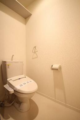 【トイレ】温水暖房洗浄便座♪トイレ上部には収納
