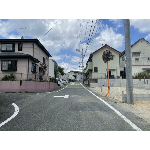 ◆前面道路の幅は広々6m。駐車するのにも安心ですね◆