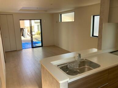 リビングはお気に入りのソファやクッションでくつろげる空間に（2号棟）