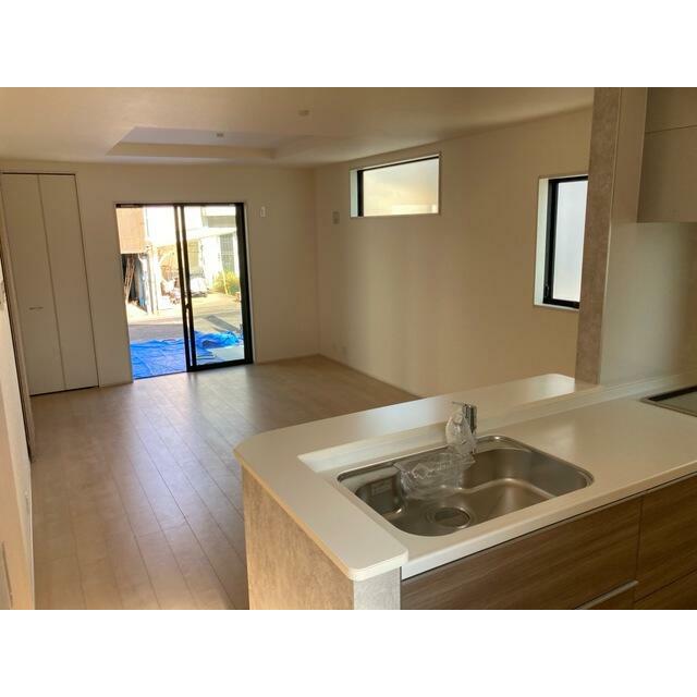 リビングはお気に入りのソファやクッションでくつろげる空間に（2号棟）