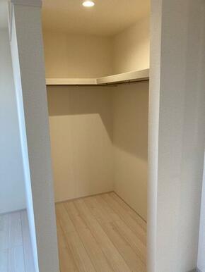 空間の使い方はいろいろ。服だけでなくさまざまなアイテムの収納にも◎（3号棟）