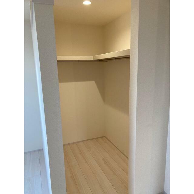 空間の使い方はいろいろ。服だけでなくさまざまなアイテムの収納にも◎（3号棟）