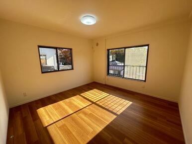 2階南側8帖洋室　日当たり良好です