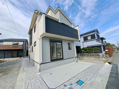白を基調としたおしゃれな外観の新築戸建！前面スペースも広く、開放感のある住まいです！
