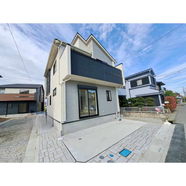 白を基調としたおしゃれな外観の新築戸建！前面スペースも広く、開放感のある住まいです！