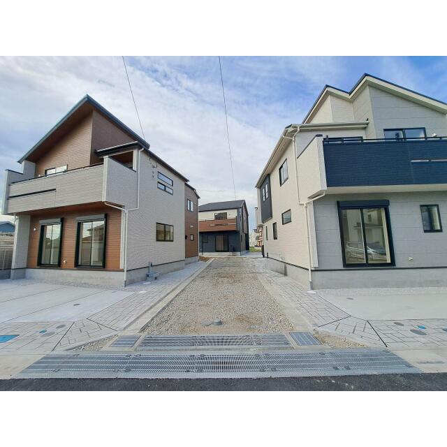 横向きになってますので、お買い物の荷物が多い時には、玄関まで持ち込まなくても直接リビングに窓から入れ