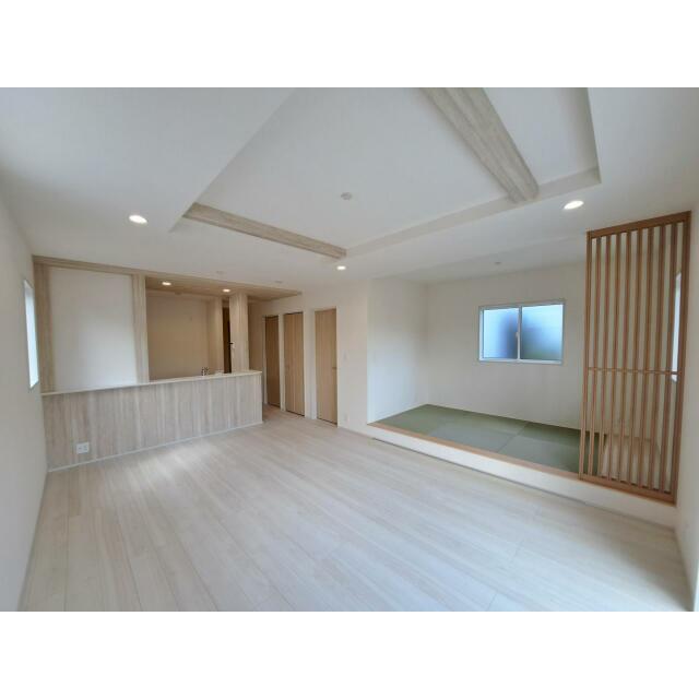 リビングとつながる続き間和室で、開放感のある使いやすい空間です！