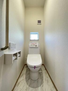 採光窓は臭い対策にもなって清潔な空間を保てます♪立ち上がりをサポートしてくれる手すりも完備！