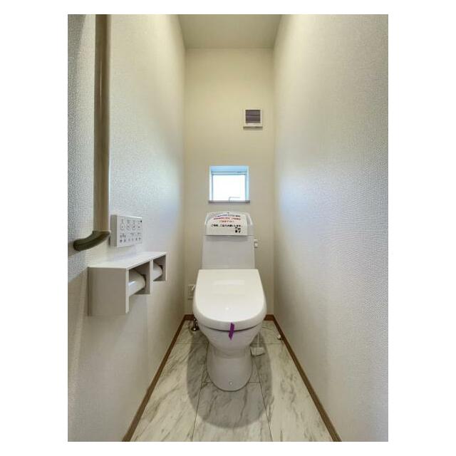 採光窓は臭い対策にもなって清潔な空間を保てます♪立ち上がりをサポートしてくれる手すりも完備！