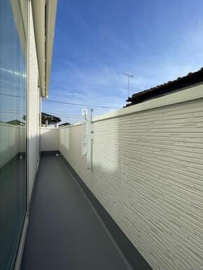 2部屋から行き来できる続きバルコニー！洗濯物や布団が干せる十分な広さです＾＾