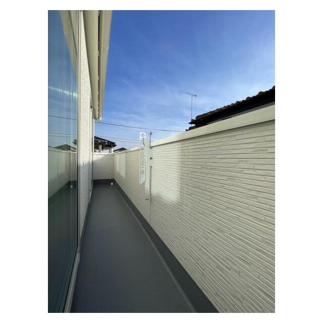 2部屋から行き来できる続きバルコニー！洗濯物や布団が干せる十分な広さです＾＾