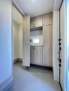 家族の靴がしまえるシューズボックス付き！SICにはベビーカーや子供の遊び道具なども収納できますよ＾＾