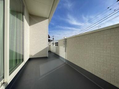 2部屋から行き来できる続きバルコニー！洗濯物や布団が干せる十分な広さです＾＾