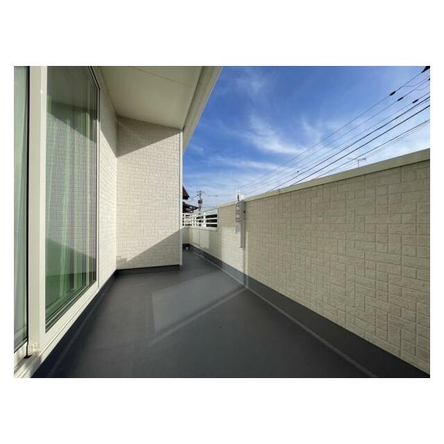 2部屋から行き来できる続きバルコニー！洗濯物や布団が干せる十分な広さです＾＾