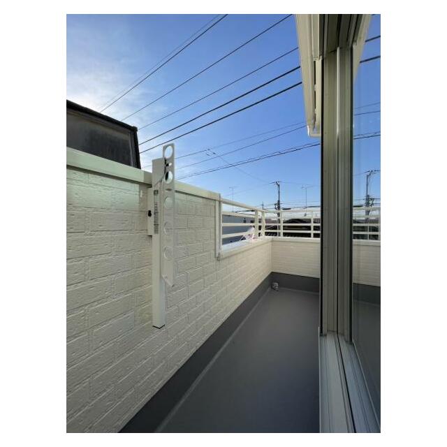 バルコニーは洗濯物や布団が干せる十分な広さです＾＾