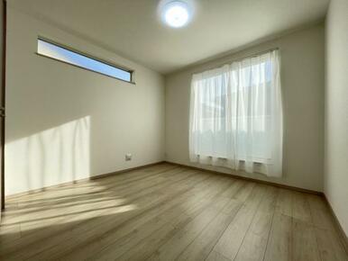 お部屋からバルコニーに出られるので洗濯物や布団などをすぐ干せ取込みも楽にできます！