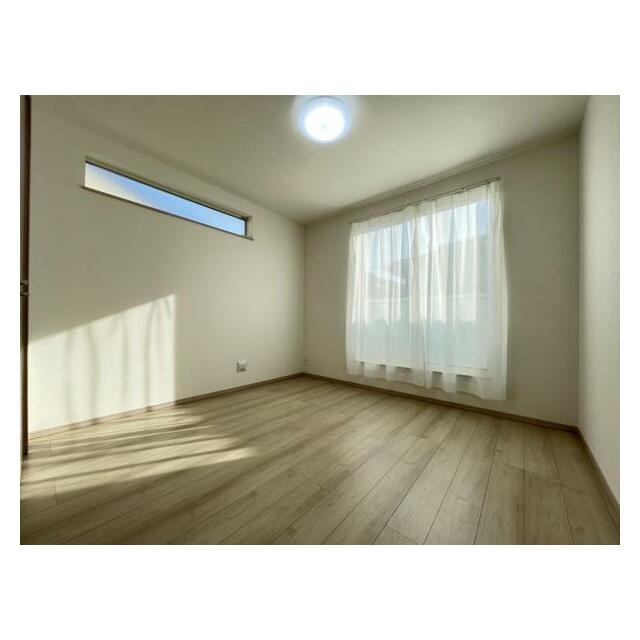 お部屋からバルコニーに出られるので洗濯物や布団などをすぐ干せ取込みも楽にできます！