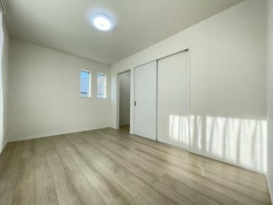 お部屋からバルコニーに出られるので洗濯物や布団などをすぐ干せ取込みも楽にできます！