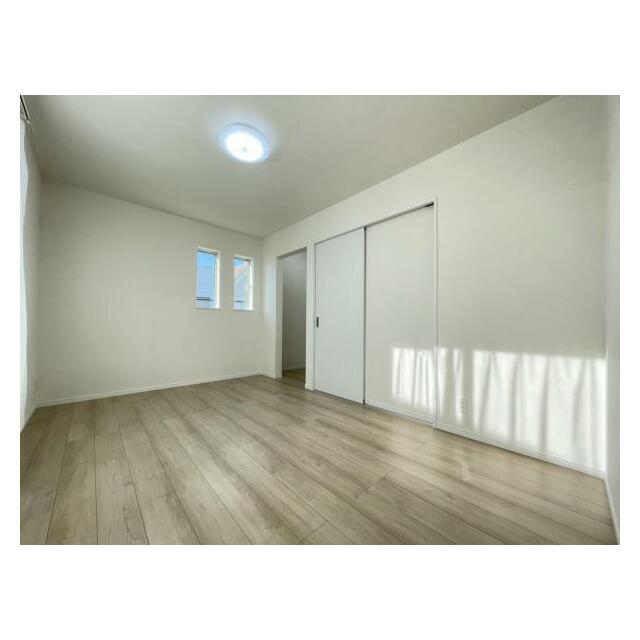 お部屋からバルコニーに出られるので洗濯物や布団などをすぐ干せ取込みも楽にできます！