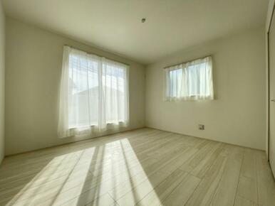 お部屋からバルコニーに出られるので洗濯物や布団などをすぐ干せ取込みも楽にできます！