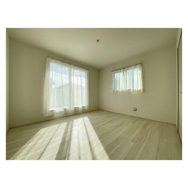 お部屋からバルコニーに出られるので洗濯物や布団などをすぐ干せ取込みも楽にできます！