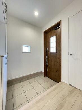 玄関を広く利用できるようシューズクローゼットを完備。ご家族みんなの靴をスッキリ収納できます！