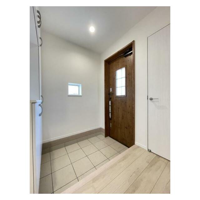 玄関を広く利用できるようシューズクローゼットを完備。ご家族みんなの靴をスッキリ収納できます！